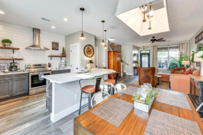 1 Mi to Old Town Cheerful Bluffton Townhome!